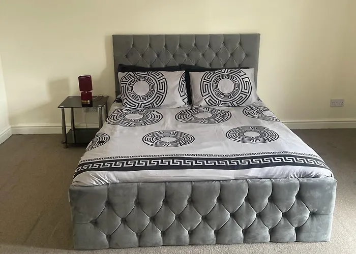 2-Bed Apartment - Sleeps 4 - Street Parking - Wifi
