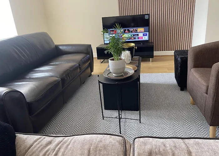 2-Bed Apartment - Sleeps 4 - Street Parking - Wifi