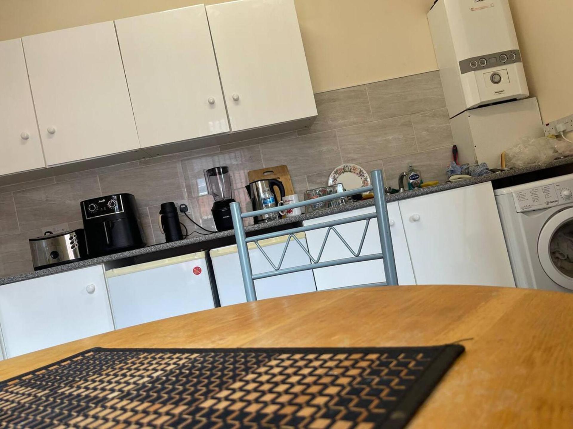 Apartment 2-bed - Sleeps 4 - Street Parking - Wifi *