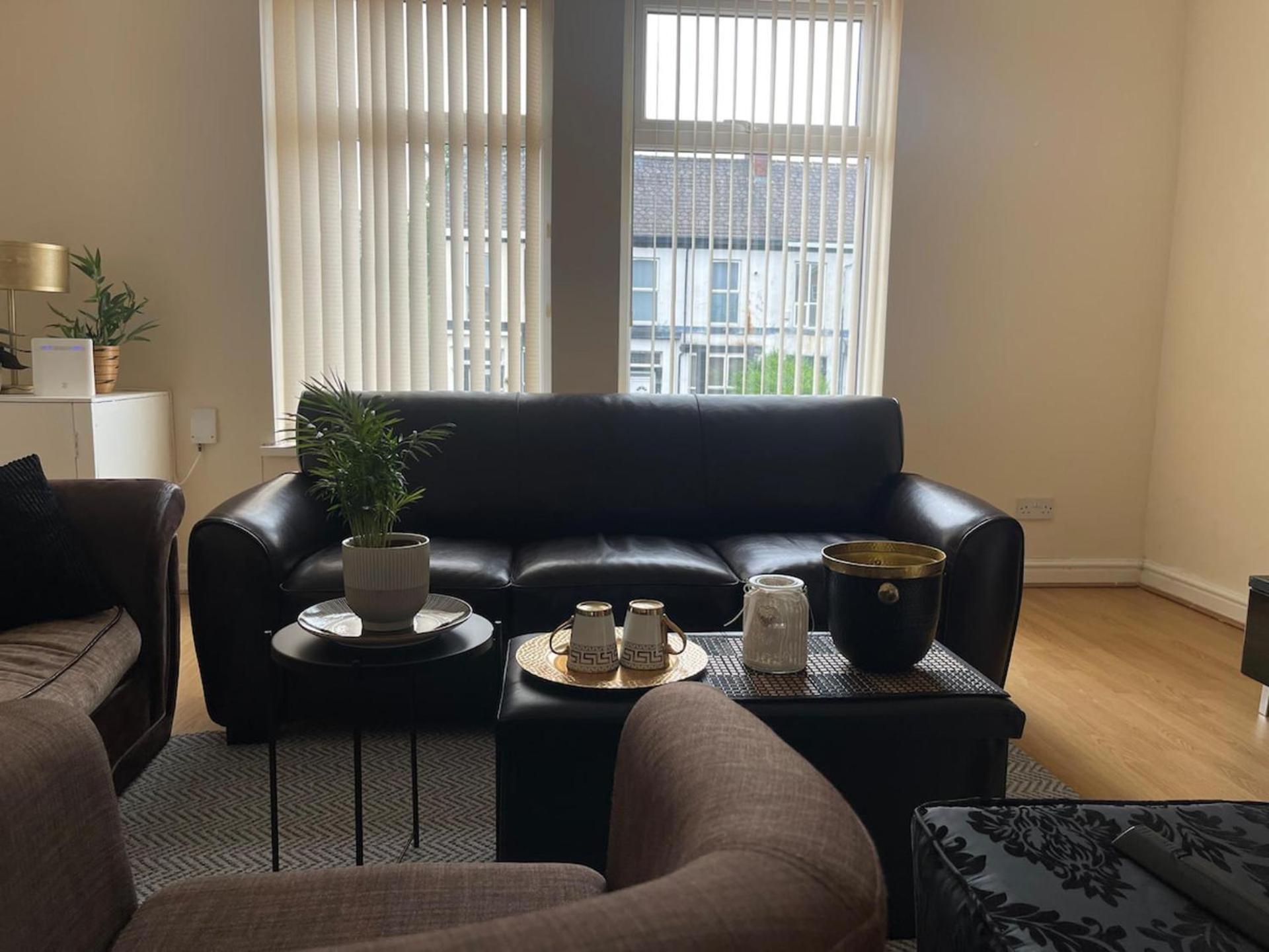 2-bed - Sleeps 4 - Street Parking - Wifi Apartment *