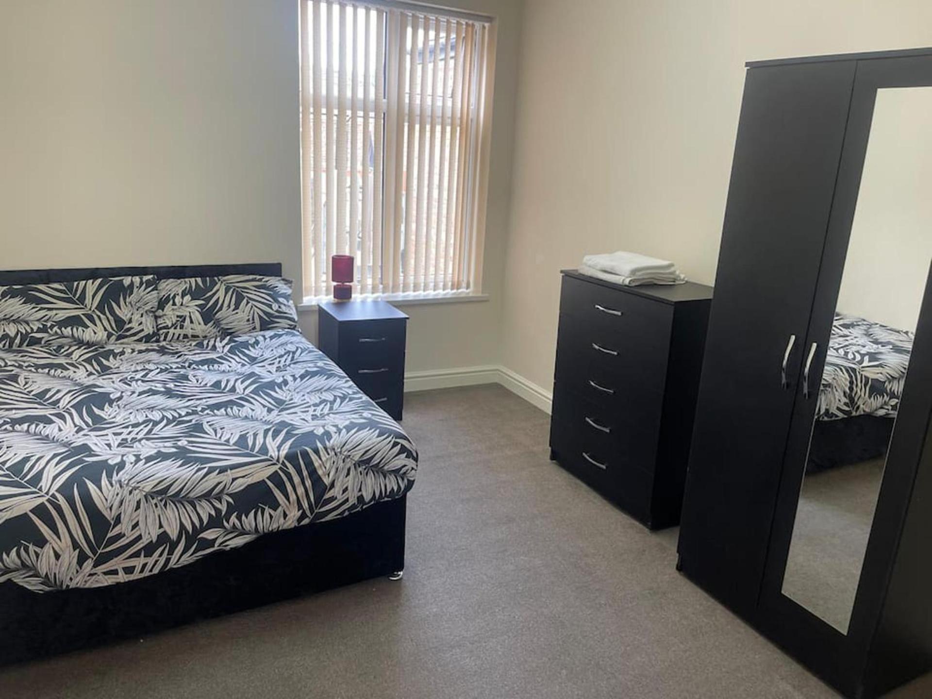 2-bed - Sleeps 4 - Street Parking - Wifi Apartment