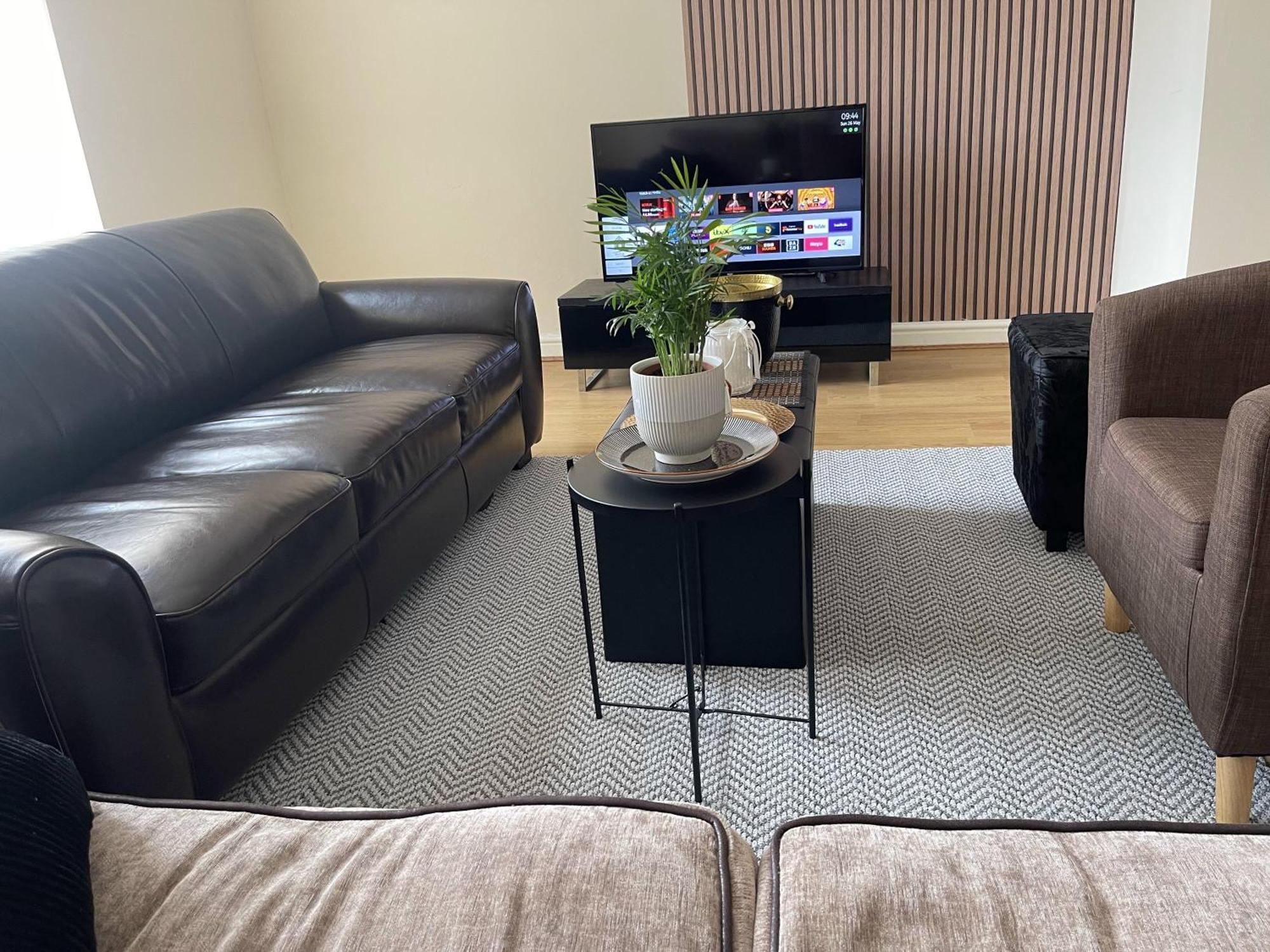 2-bed - Sleeps 4 - Street Parking - Wifi Apartment *