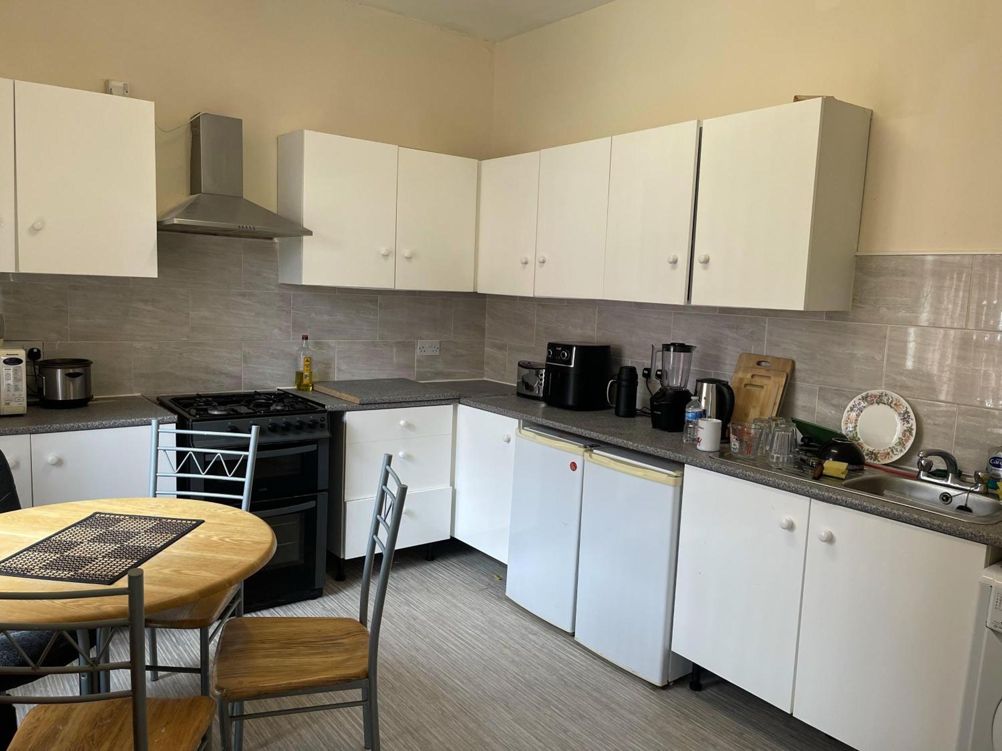 2-bed - Sleeps 4 - Street Parking - Wifi Apartment