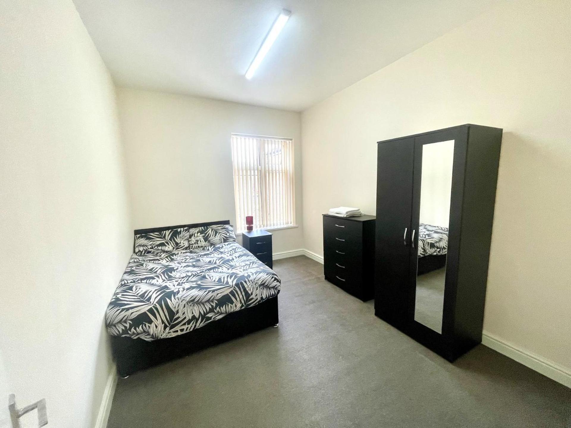 Apartment 2-bed - Sleeps 4 - Street Parking - Wifi